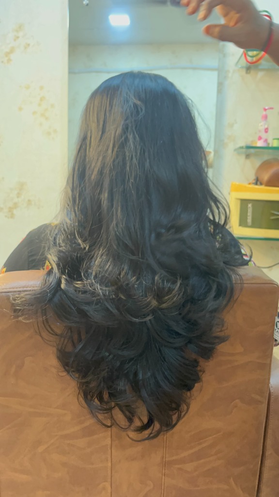 Layered Cut and Wavy Hair Volume Styling